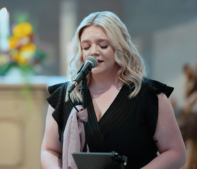 Lea Frank singt auf einer Beerdigung