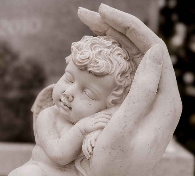 Stautes eines Engels in einer Hand aus Stein